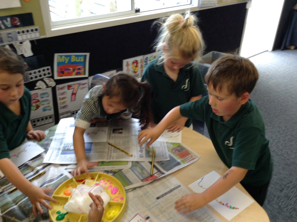 P1Bromleyschool's tweet photo. Finger printing our Christmas cards for our awesome parent helpers. #bromleyschoolnz https://t.co/bgNOjKReiD