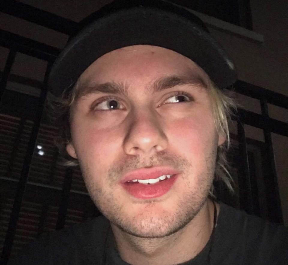 vantiedolI's tweet photo. Las gringas ya vienen con su "not funi, culeras ya párenle no es gracioso" #RipLukeHemmings https://t.co/sb4Np84w1h