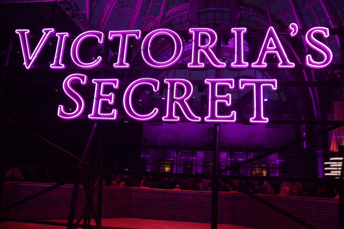 rclbeauty101's tweet photo. I went to the #VictorasSecret fashion show in Paris! It was so wonderful https://t.co/zFCoVAASp9