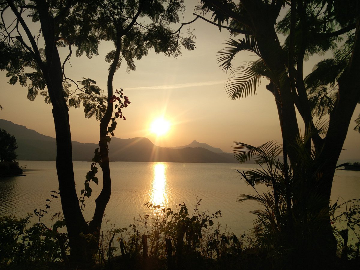 Sonanup's tweet photo. The weekend of long drives, beautiful sunsets, swimming in natural water bodies n lot of craziness. #PavanaLake #Khadakwasala https://t.co/834Qib4Ws6