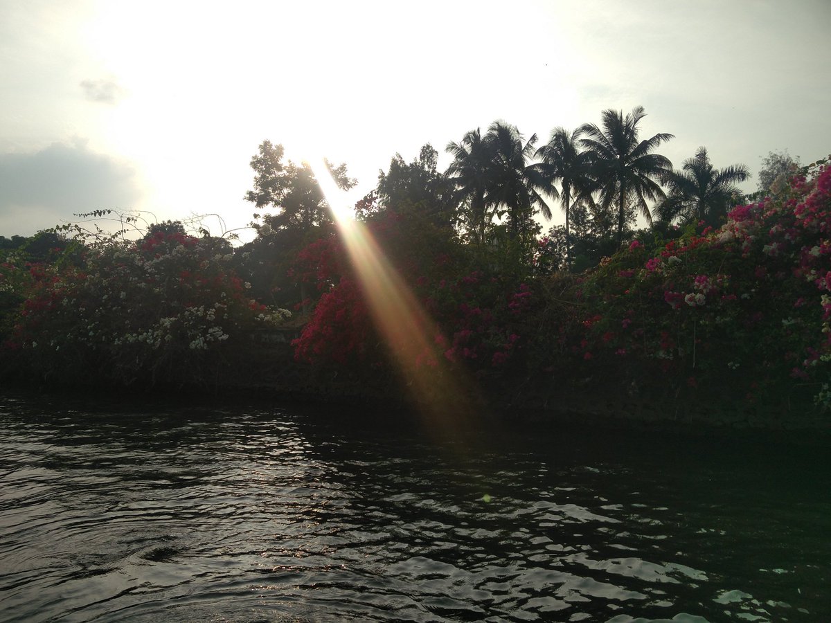 Sonanup's tweet photo. The weekend of long drives, beautiful sunsets, swimming in natural water bodies n lot of craziness. #PavanaLake #Khadakwasala https://t.co/834Qib4Ws6
