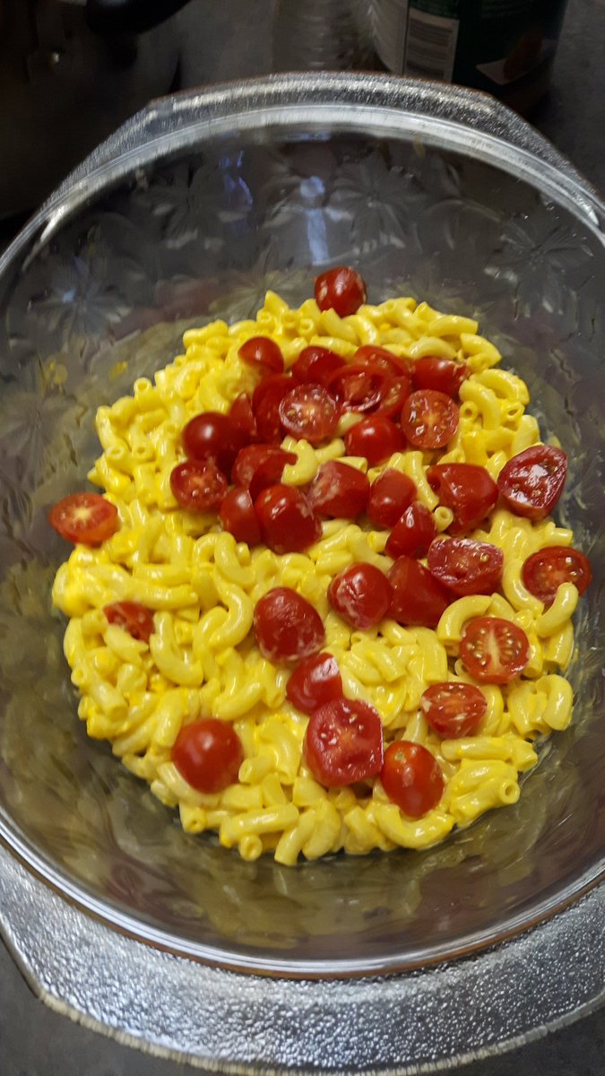 bubbatruk88's tweet image. Mac &apos;n Cheese. Cover with fresh grape tomatoes, Chili and Grated Mozza. Bake at 340 F for 30 minutes. #mmmmm #love2create