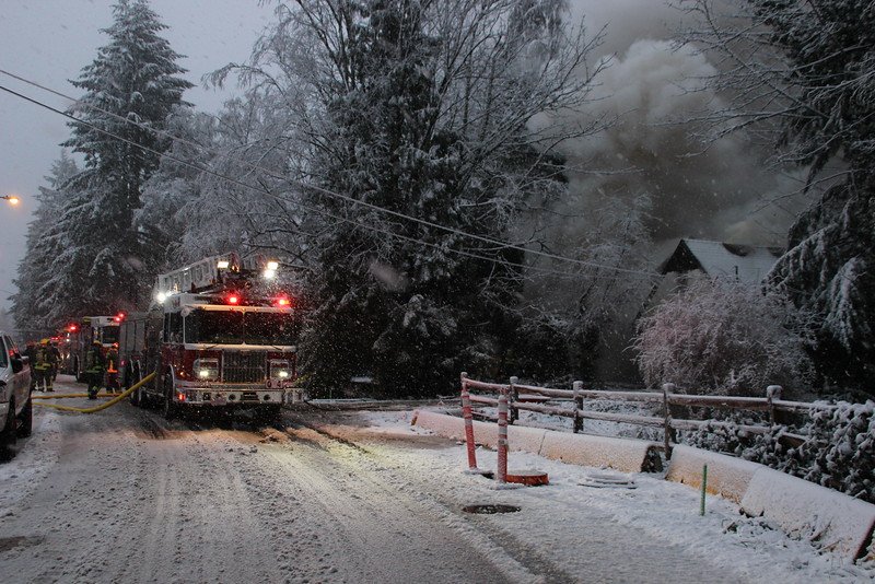 1stDueMedia's tweet photo. #Surrey crews fought a stubborn fire this morning in an abandoned home on 144th St off 108th Ave. #WinterFireFighting @Local1271 https://t.co/1BEK3JKvmO