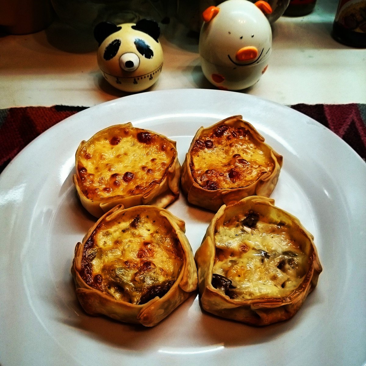 LucasSantaAnaOK's tweet photo. Canastitas de zapallo, champiñones y brócoli, cada una con muzzarella. #LlenarElBuche #Terminadas https://t.co/z7BbHFrpbg https://t.co/eP9ejO8tAV