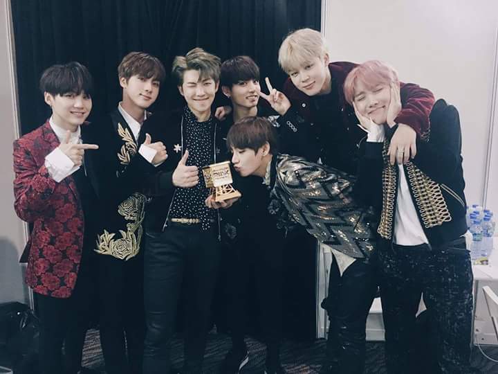 do_namjoon's tweet photo. Fiquei tão feliz ao ver essa foto https://t.co/exISiSiJZ4