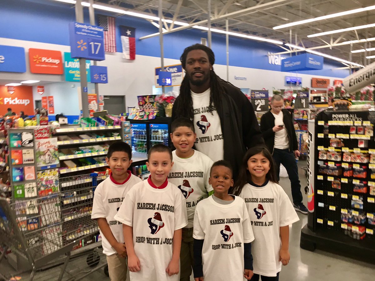 We out tonight supporting @ReemBoi25 at his holiday event with kids from @BGClubsHouston #TexansCare #givingback