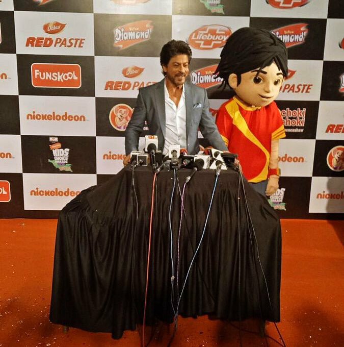 SRKUniverseBGR's tweet photo. lovely @iamsrk at Kids Choice Awards in Mumbai
#KCAIndia2016
#RaeesTrailerIn2Days https://t.co/M9weiFu4JP