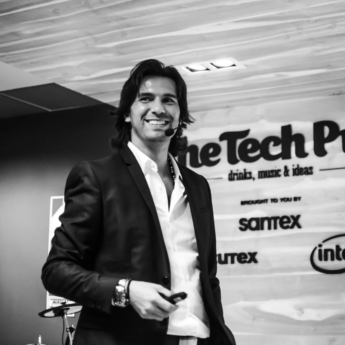 cdcastejon's tweet photo. 7 #Tendencias en #Marketing para 2017 #CustomerExperience #Millennials #Phubbing #LiveStreaming #5Sentidos #Storytelling #AffinityGroups https://t.co/Ri1KBwSAPm