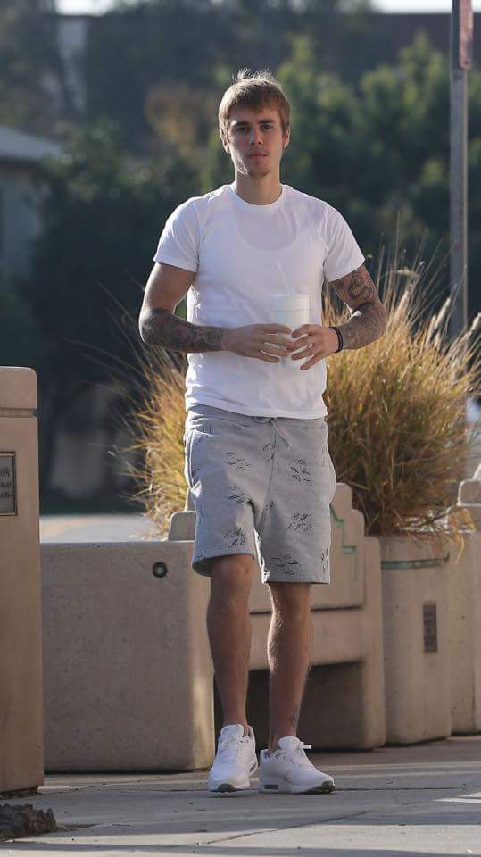 FlorDeBelieber's tweet photo. El short que Justin traía puesto dice "Comeme"
Te como lo que quieras, papi, ahre
#MTVStarsJustinBieber https://t.co/fa5K7HN2FL