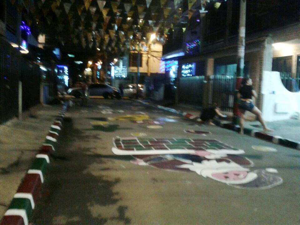 CaliesCaliCOL's tweet photo. Y en #CaliCo como es costumbre navideña en los barrios tradicionales, decoran las calles y pintan las calles. 😄 https://t.co/BKc5jeYDY4