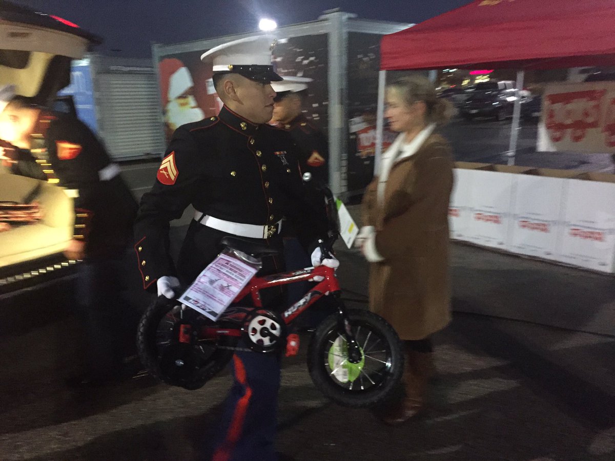 MikeDoocyFox4's tweet photo. In Garland at Firewheel until 10:30 for @dfwtoysfortots https://t.co/KLit96xAjb
