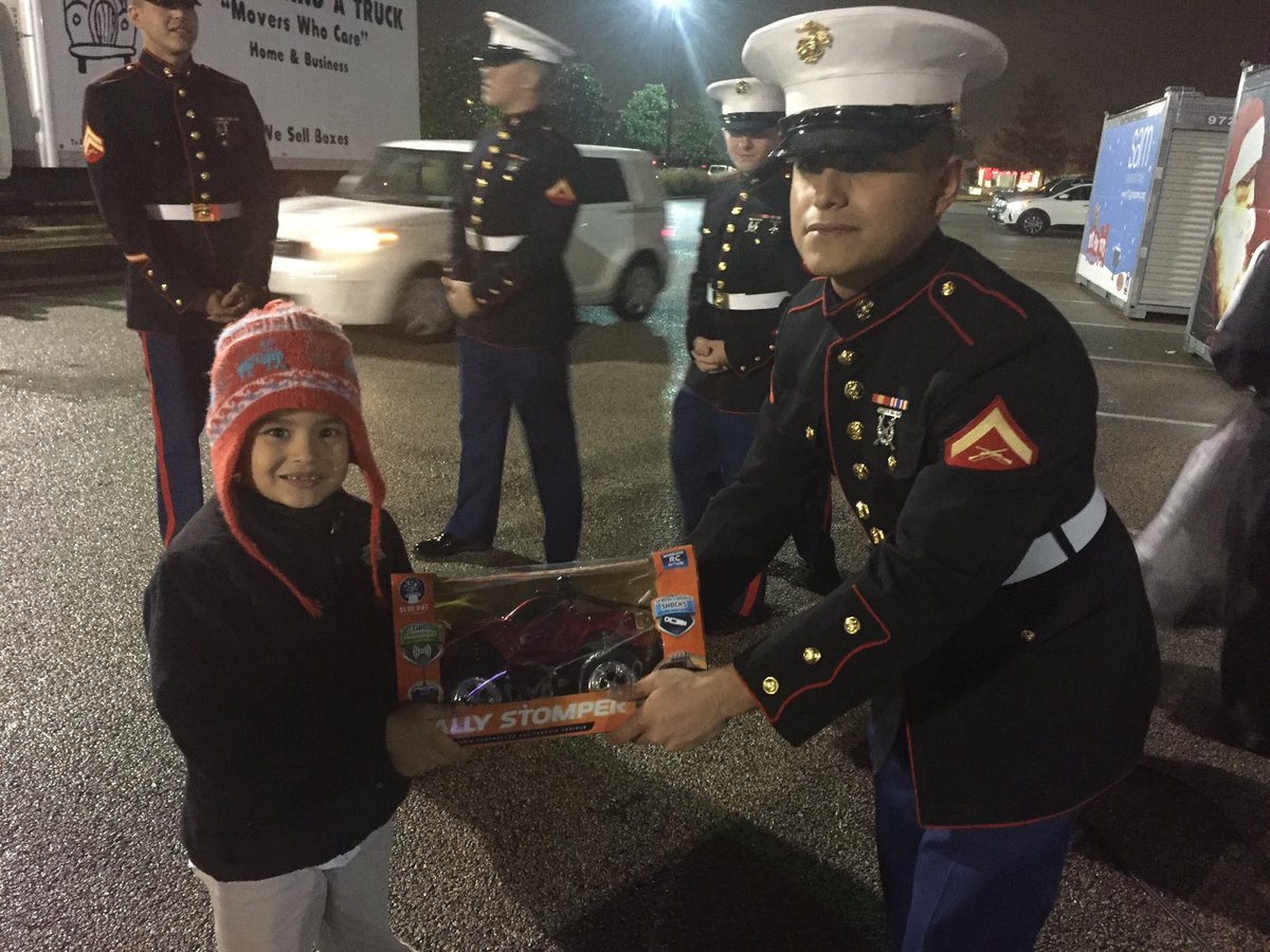 MikeDoocyFox4's tweet photo. In Garland at Firewheel until 10:30 for @dfwtoysfortots https://t.co/KLit96xAjb