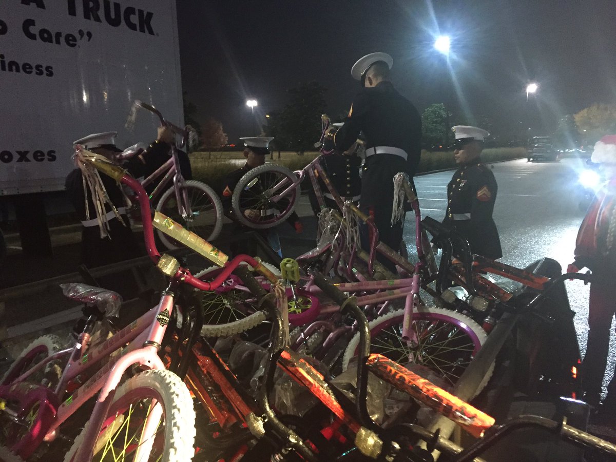 MikeDoocyFox4's tweet photo. In Garland at Firewheel until 10:30 for @dfwtoysfortots https://t.co/KLit96xAjb