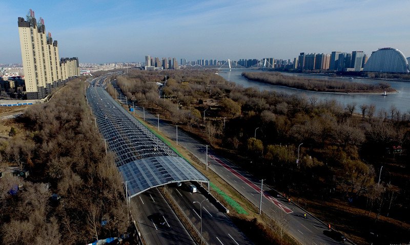 XHNews's tweet photo. Fed up with traffic noise? To cut noise, Chinese city of Shenyang has spent $8.7 million in building a road section enclosed by steel shield https://t.co/AH6cGtC8o3