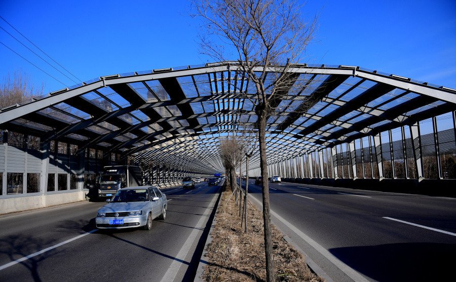 XHNews's tweet photo. Fed up with traffic noise? To cut noise, Chinese city of Shenyang has spent $8.7 million in building a road section enclosed by steel shield https://t.co/AH6cGtC8o3