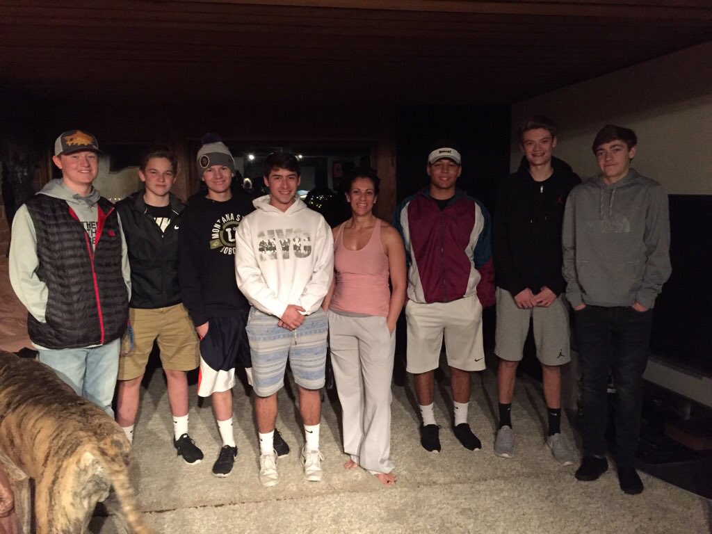 TeamFinesse3's tweet photo. Team mom of the year! 😏🏆😉#yourmomsfavoriteteam https://t.co/JsfhSSKFVr