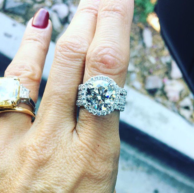 JNJewels's tweet photo. I'm kicking off my JN Jewels Holiday Bling Guide with this beauty: 5.05ct rd center diamond. #diamonds #holiday #fashion💎🎁 https://t.co/rmp3sJOKyw