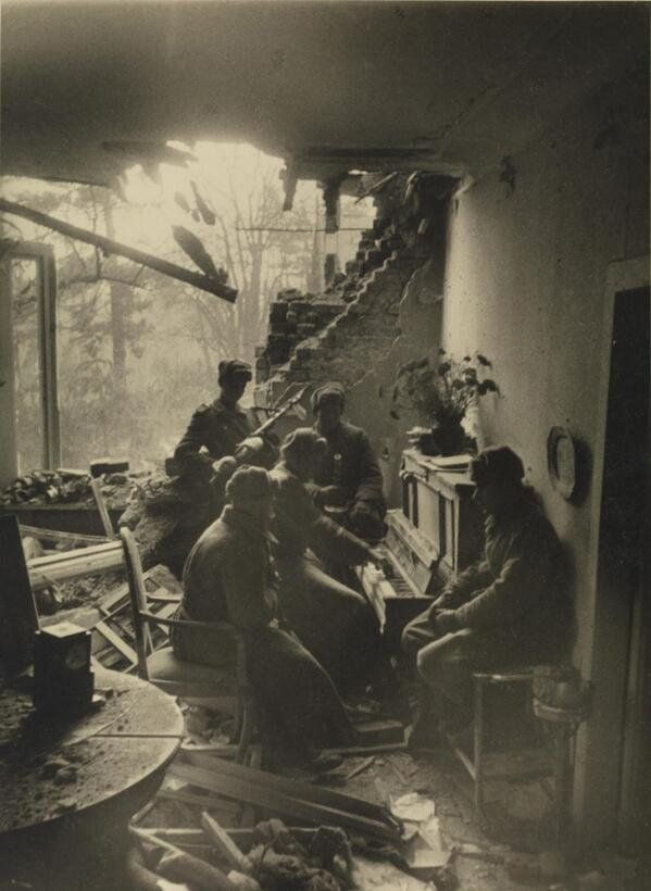 HistoryInPics's tweet photo. Russian soldiers playing piano in a wrecked living room in Berlin, 1945. Photograph by Dmitri Baltermants. https://t.co/DAvZnuIMxZ