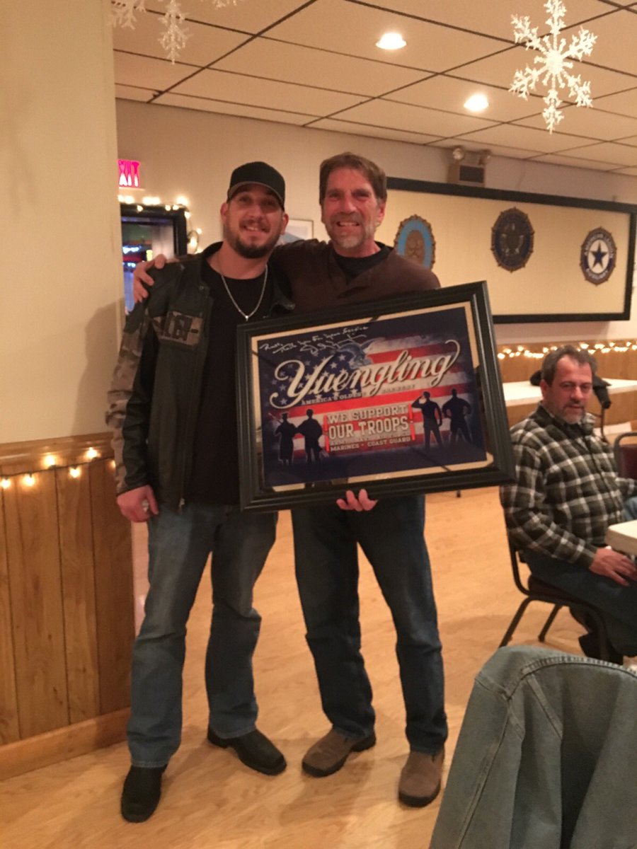FiscusRyan's tweet photo. Amazing Veteran with prize from Veterans Day drawing #TodaysChilis #wilsbach #yuengling https://t.co/yZFS52VX7e
