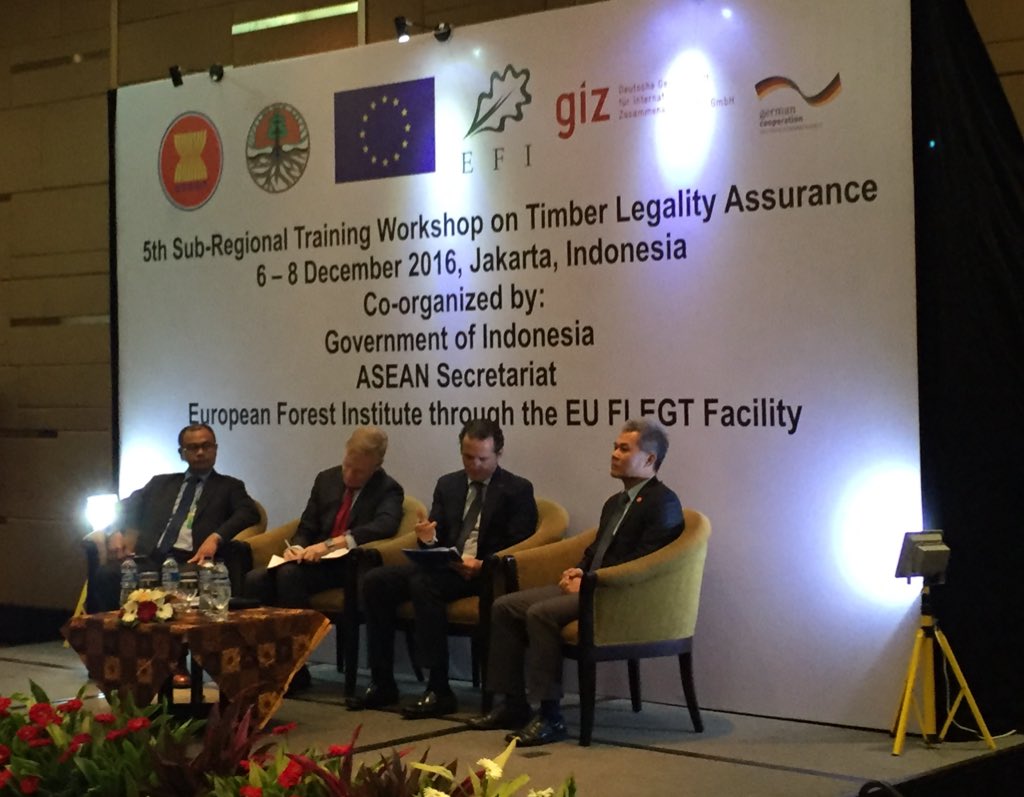 #Asean #Indonesia and #EU hand in hand to fight against illegal #timber. First licenced ( #FLEGT ) shipment of #wood left Indonesia today.