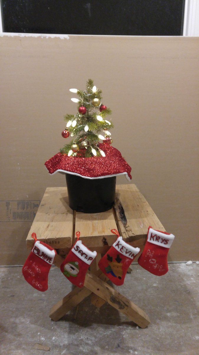 SamanthaRae911's tweet photo. When you're building a house, but still want a #ChristmasTree #housebuildingproblems #ChristmasSpirit https://t.co/nab6e80ecW
