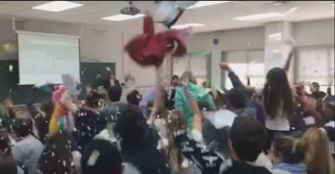 Fcinco_EM's tweet photo. #MyClassChallenge: el último reto viral que nació en Málaga y llegó a China. https://t.co/tzdTErZUGE https://t.co/t52wNWHgDb