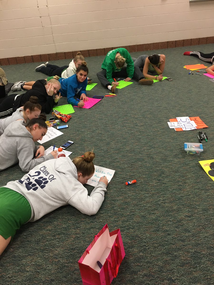 DakotaJVdance's tweet photo. It's competition week!!!!! Great start to the week with some team bonding and some goal setting!! #3practicesleft #JVD #2legittoquit 💚💙👯 https://t.co/WjM5jZs6im
