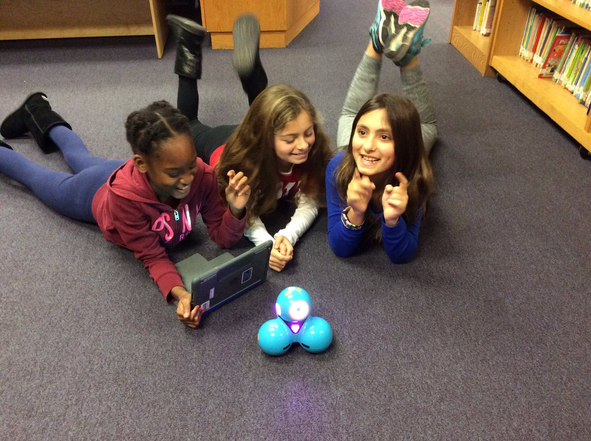 LSPanthers's tweet photo. What fun we had with ozobots and Dash and Dot during our Hour of Code today! @PDSPanthers https://t.co/81iPTLdM0P