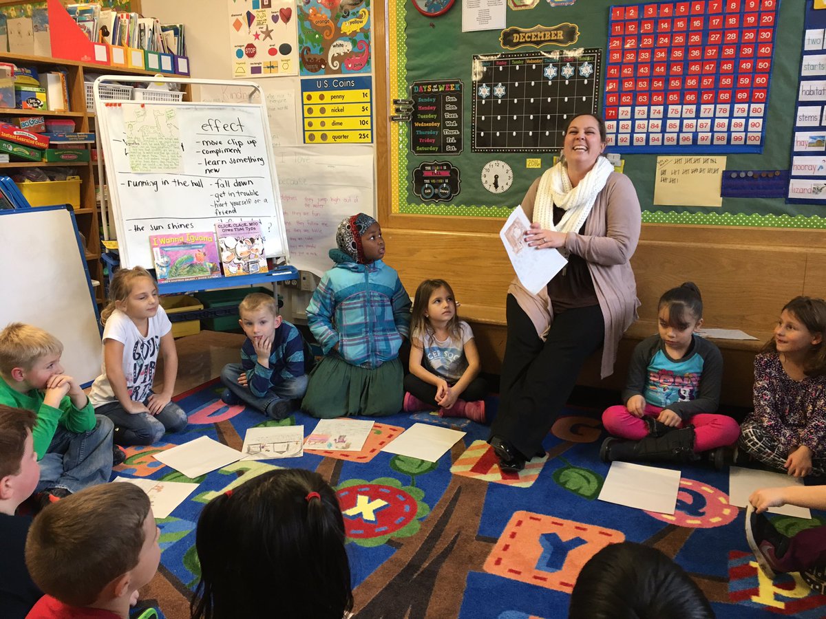 OPS_OakValley's tweet image. ♥️seeing #teachers @OPS_OakValley enjoy their craft&amp;amp; inspiring our #students #everyday!
#writinglesson#Mrs.Monaco#1stGr@OmahaPubSchools