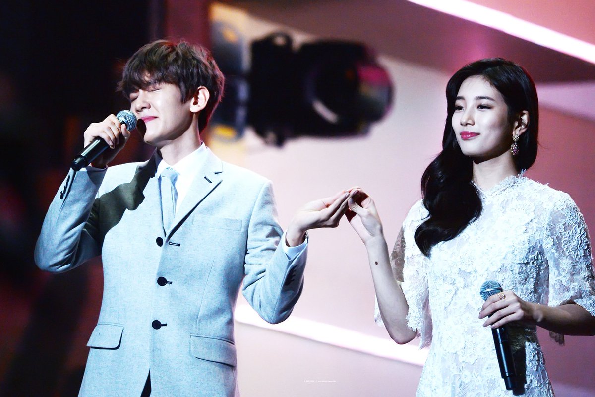 mdzlhcy_'s tweet photo. แบคกับซูจีมีความจับมือแบบเกรงใจกันสุดๆอ่ะ จับแค่พอให้บรรยากาศโรแมนติก เพื่อการทำงานโดยแท้จริง5555555555555555555555555555 😂😂😂😂 https://t.co/HsDsUrVGSa
