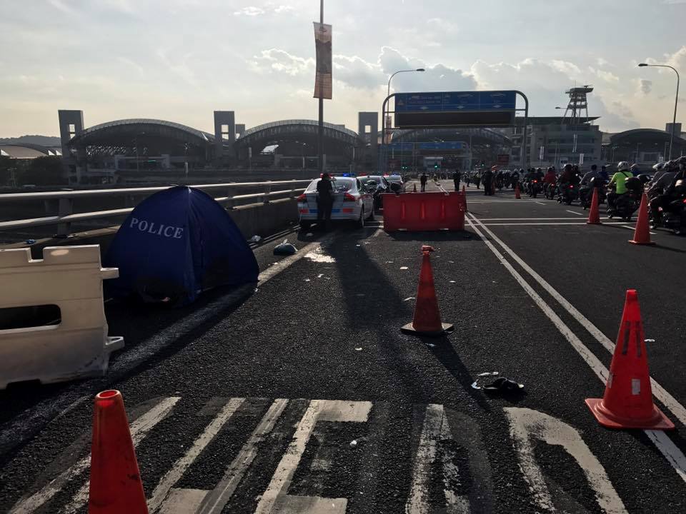 TODAYonline's tweet photo. UPDATE: 45-year-old lorry driver arrested after accident kills one, injures two others at #TuasCheckpoint https://t.co/lkAIYFVt1v https://t.co/YuGfHxhbcr