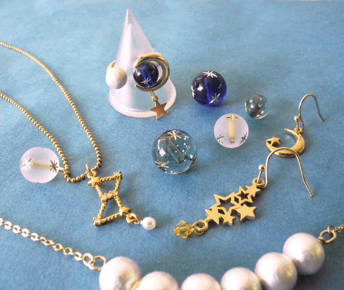 パーツクラブ Twitterren コスモビーズのアクセサリー パーツクラブでは星座や月などの宇宙モチーフが大人気 各店舗で売り切れ続出の新商品のコスモビーズは片穴 通し穴タイプがあり全3色ご用意しております コットンパールや星チャームとも相性ぴったりのコスモ