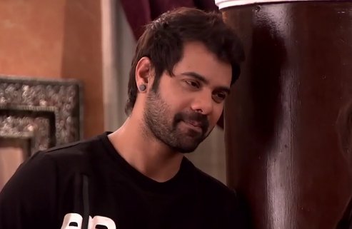 charicherry181's tweet photo. @SHABIRAHLUWALIA haayee what a CANDID expression! same expression wen he askd "kuch kuch hua hai kya" #bestestactor https://t.co/IzCywMlPWW