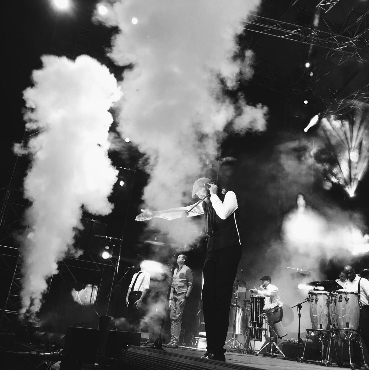 JuanLuisGuerra's tweet photo. ¡Gracias Guatemala! Hasta la próxima. #todotienesuhora https://t.co/AWFBOzqquk