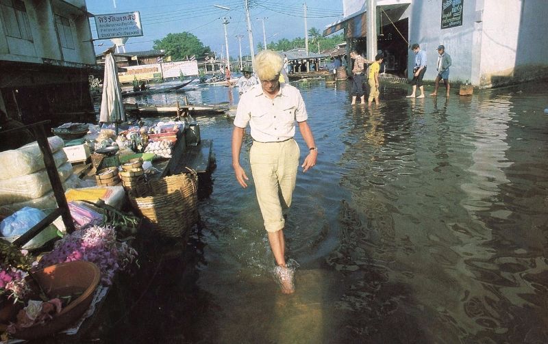 RetroSiam's tweet photo. David Bowie walking through a flooded Bangkok street 1983 #DavidBowie #Bangkok #Thailand #RetroSiam https://t.co/RhVKIPz466