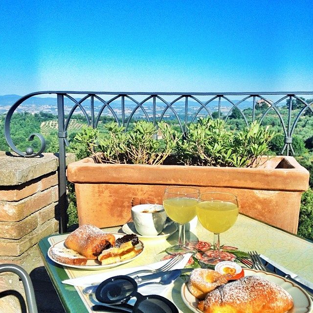 RelCanalicchio's tweet photo. breakfast with a view #goodmorningumbria #reaisilcanalicchio #boutiquehotel #romance #stayfortwo #perugi #assisi #italybest #exclusive https://t.co/fqrmSOWCoM