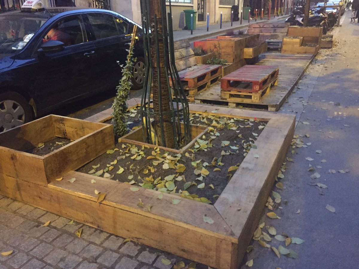 #Paris18 pilote en matière de plantations comestibles sur l'espace public ! RT <a href="/jrbourge/">Jean-Raphaël Bourge</a> (belle) installation rue Affre &amp; Laghouat <a href="/ProjetVU/">Association Vergers Urbains</a>