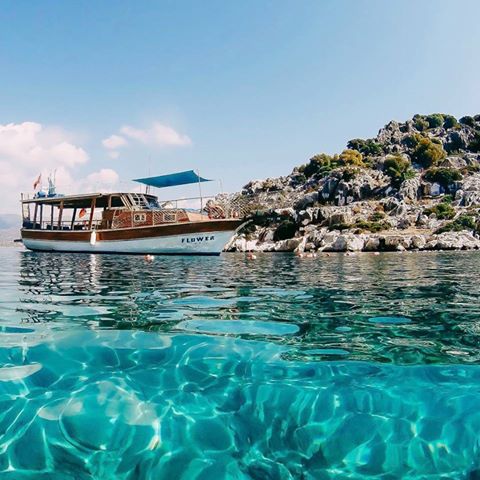 Adelphia_Tours's tweet photo. Nuotare nelle acque cristalline della riviera turca nei pressi di Kekova fa dimenticare che siamo quasi in inverno! #TURCHIA #Mare #Viaggi https://t.co/ESnYvr8RtG
