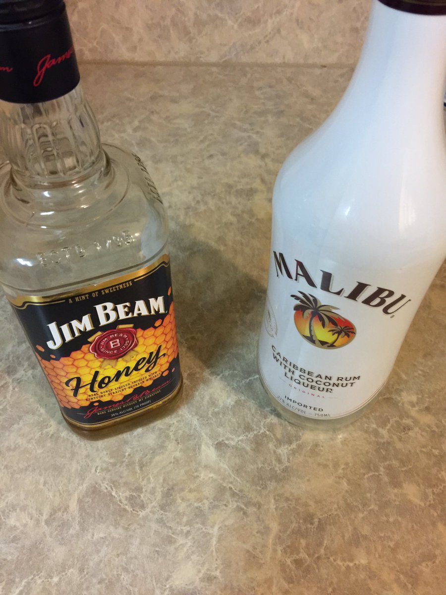 The_Dizzy_DiZ's tweet photo. Vote now what drink will I be one, that white or that brown #brown2016 #whiteisright16 https://t.co/cO3QS75QLq