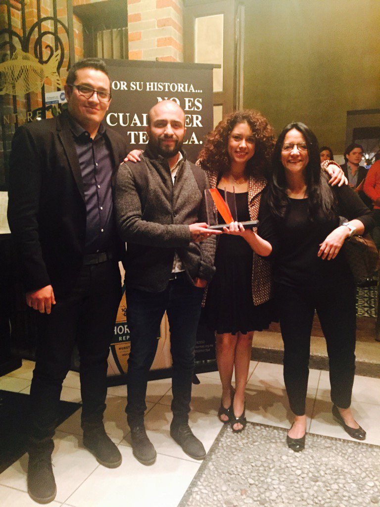 RulCardos's tweet photo. Acá parte de nuestro equipo con el premio #Neocracia2016 https://t.co/WIhey9svZ4