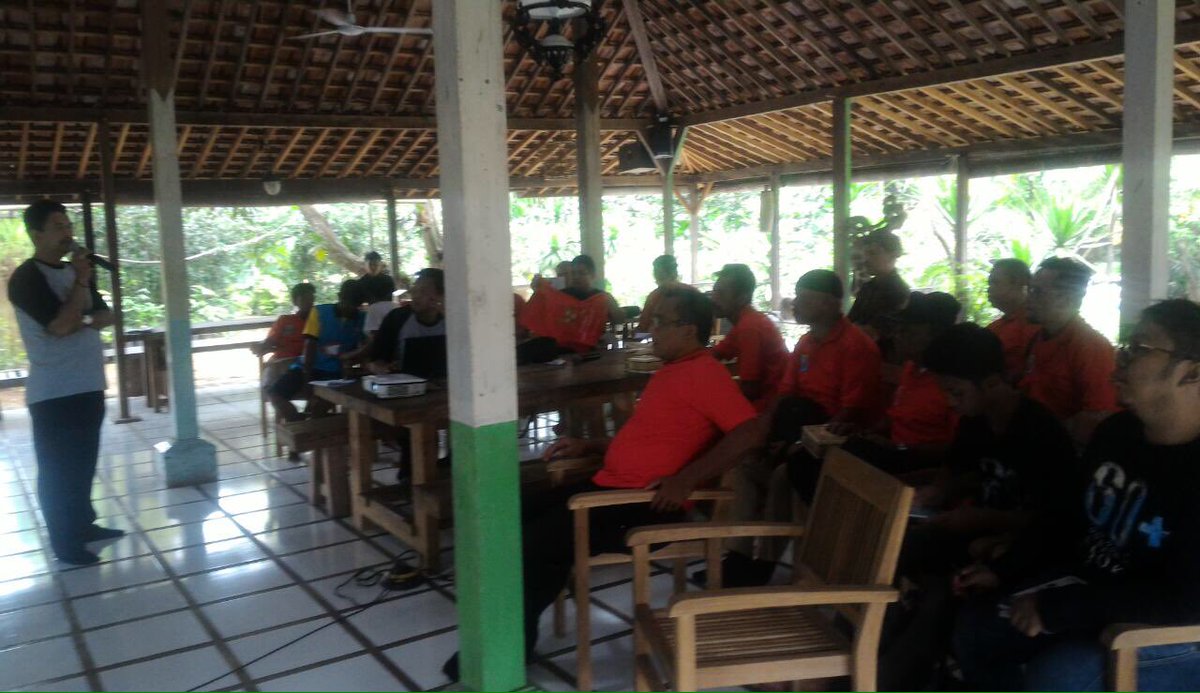 taufikkoster's tweet photo. Sosialisasi kantong belanja tdk gratis... berlokasi di saung nusantara pak heri blangkon https://t.co/gCm8TzgRCq