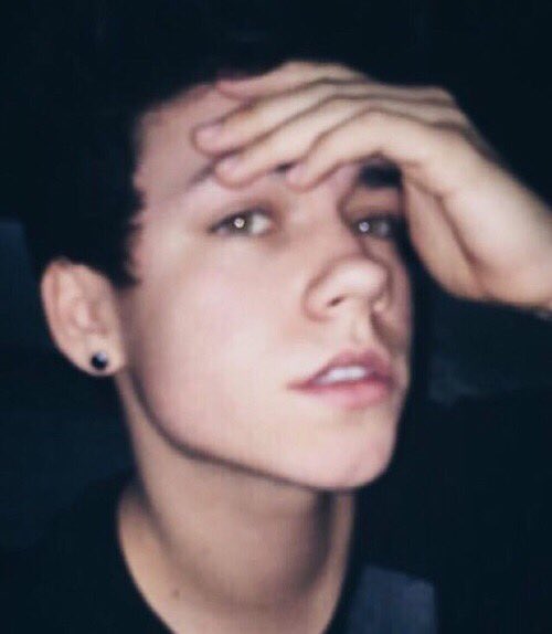 imacuallywes's tweet photo. he deserves more than the world, rt to pass it on https://t.co/luXIU8iDRu