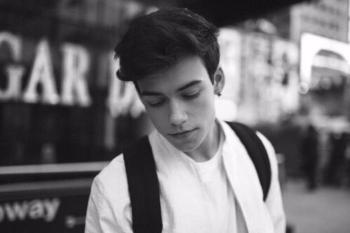 imacuallywes's tweet photo. he deserves more than the world, rt to pass it on https://t.co/luXIU8iDRu
