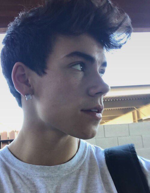 imacuallywes's tweet photo. he deserves more than the world, rt to pass it on https://t.co/luXIU8iDRu