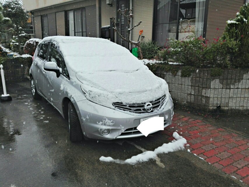 雪に不慣れな関東のドライバーさん 車の屋根の上に雪を積もらせたままの走行はキケンです Togetter