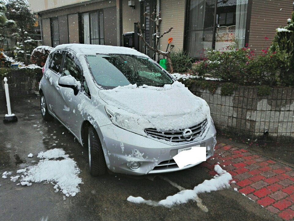 雪に不慣れな関東のドライバーさん 車の屋根の上に雪を積もらせたままの走行はキケンです Togetter 雪に不慣れな関東のドライバーさん 車の屋根の上に雪を積もらせたままの走行はキケンです Togetter