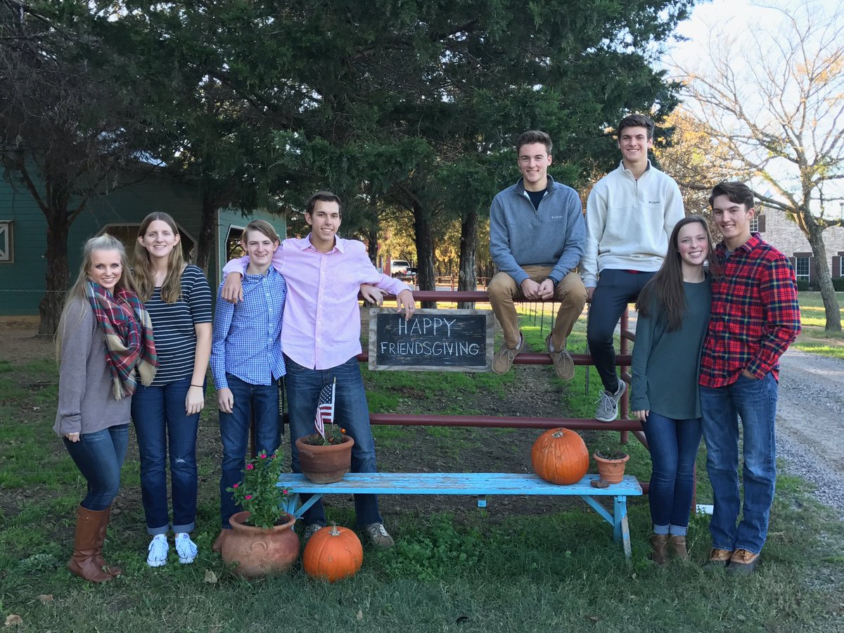 caydonmoseley's tweet photo. Friendsgiving was a success 🍂 https://t.co/ONPv2XeG44