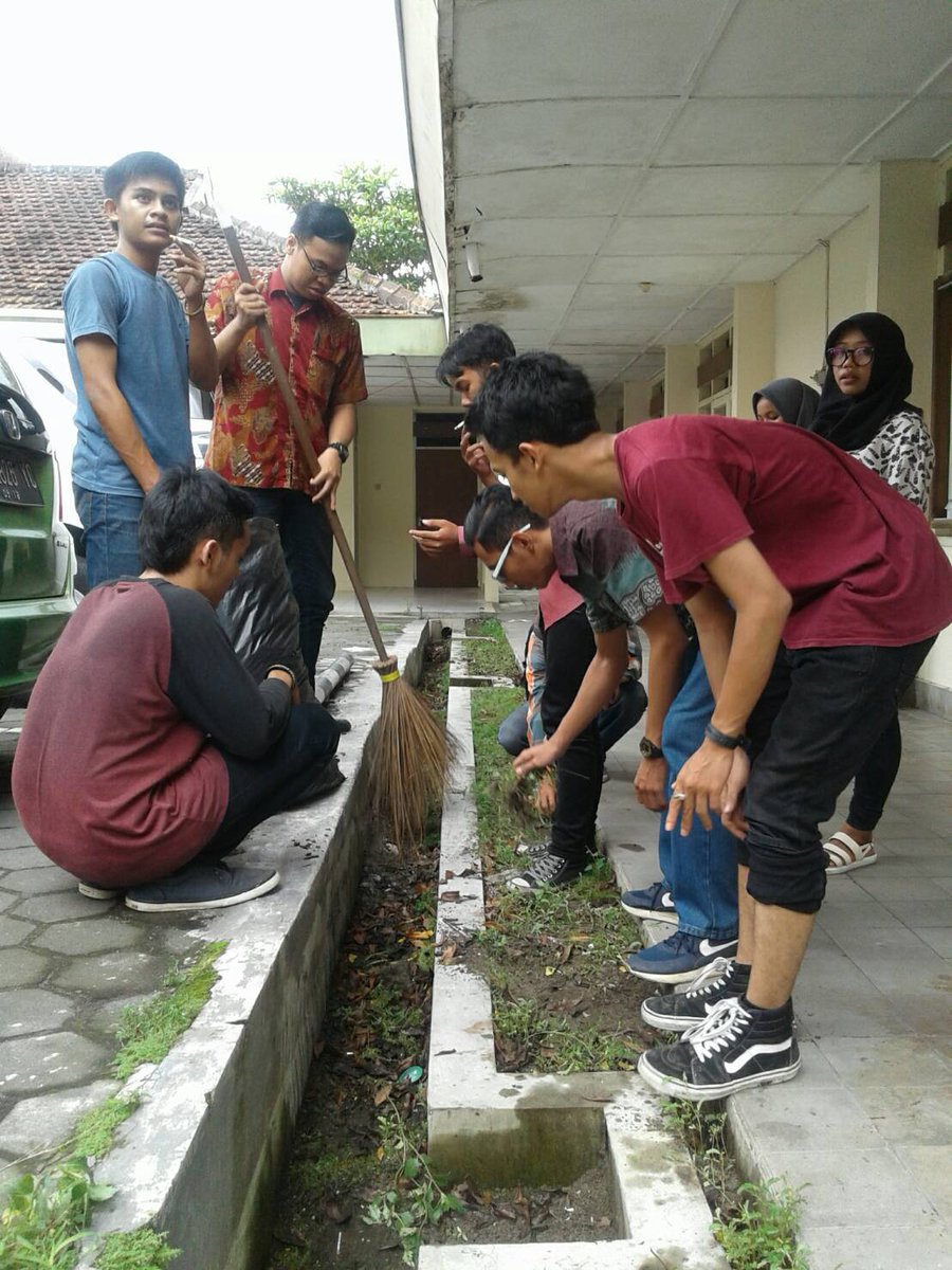 KOMIKUPN's tweet photo. Kegiatan bersih bersih kampus.
Wujud mencintai kampus. 
Bukan untuk 'terlihat' melaibkan memang peduli https://t.co/ljc9x7oNTI