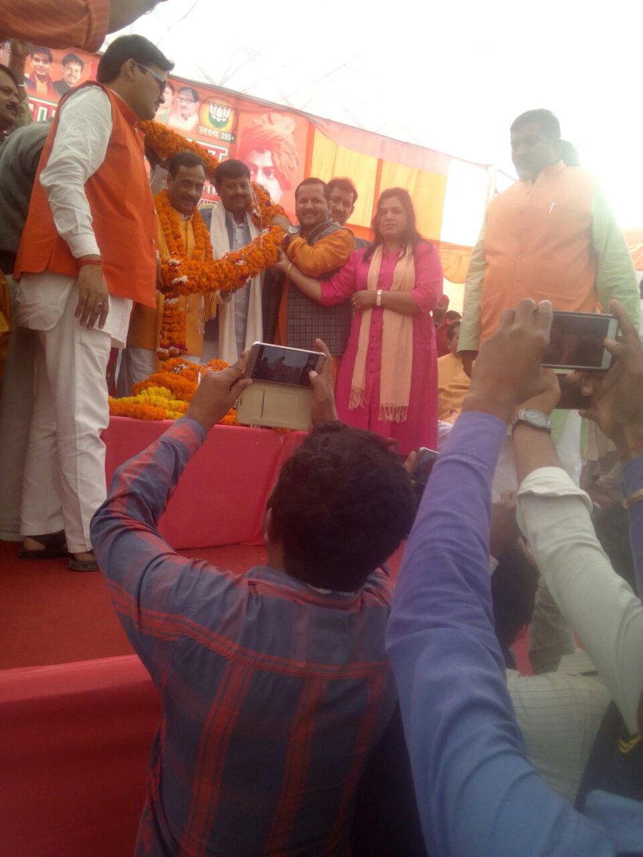 sarojsonkarbjp's tweet photo. 18 नवंबर को आयोजित युवा सम्मेलन में सरोज सोनकर कार्यक्रम के मुख्य अतिथि पार्टी के राष्ट्रीय उपाध्यक्ष डॉ.दिनेश शर्मा का स्वागत करते हुए| https://t.co/HkY16WV6Mr