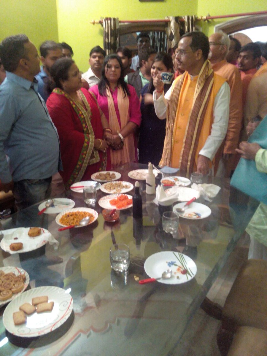 sarojsonkarbjp's tweet photo. 18 नवंबर को आयोजित युवा सम्मेलन में सरोज सोनकर कार्यक्रम के मुख्य अतिथि पार्टी के राष्ट्रीय उपाध्यक्ष डॉ.दिनेश शर्मा का स्वागत करते हुए| https://t.co/HkY16WV6Mr